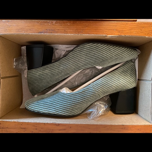 Anthropologie Green Corduroy Block Heels - NIB - Picture 3 of 3